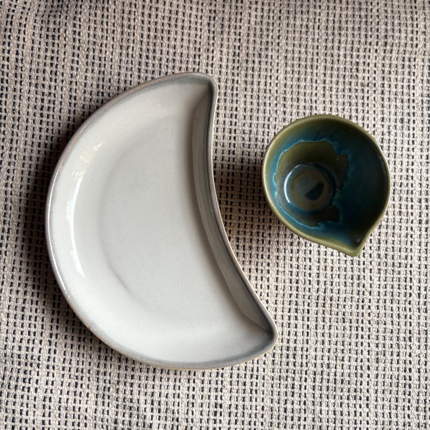 Moon Platter with Sauce Pourer - Snowy