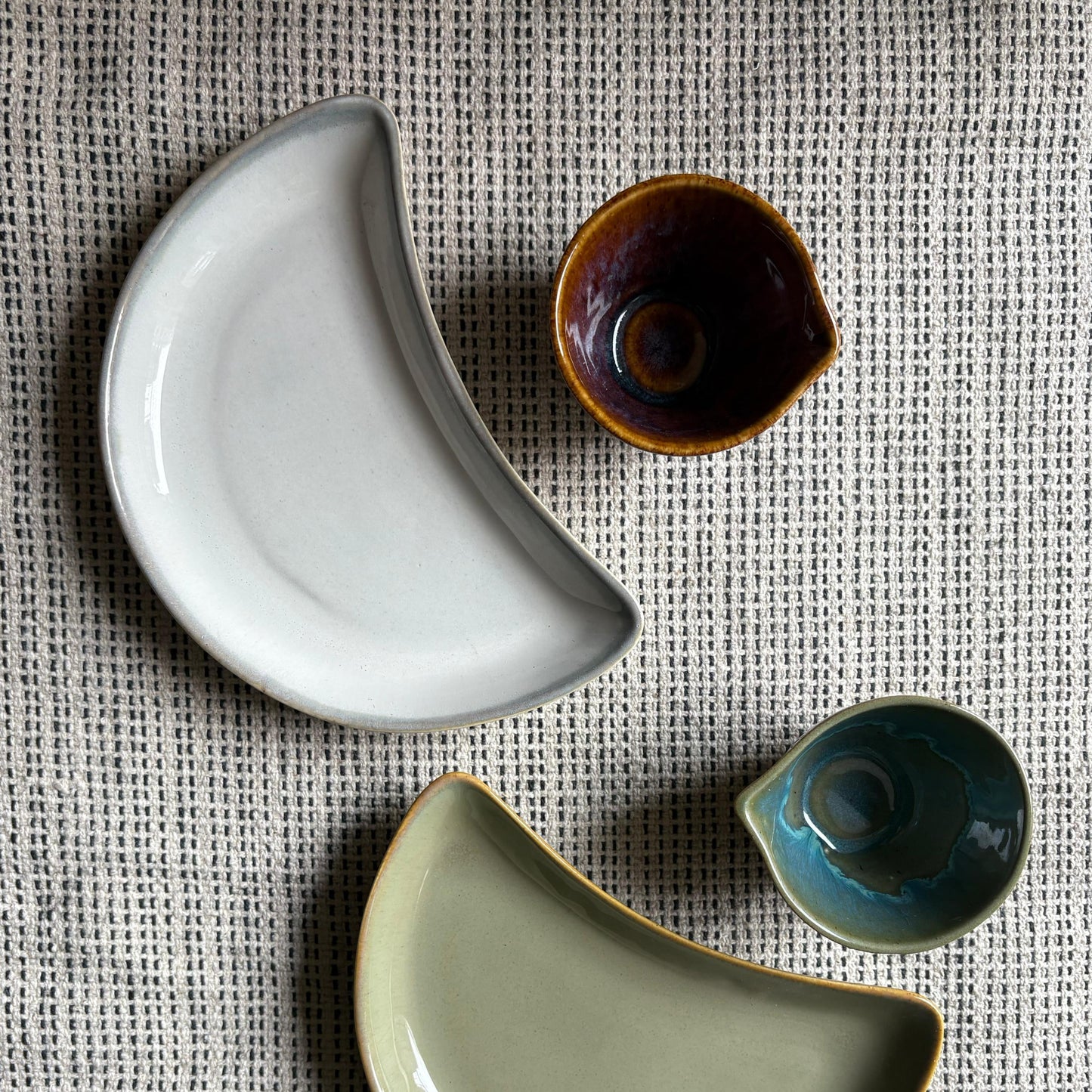 Moon Platter with Sauce Pourer - Snowy